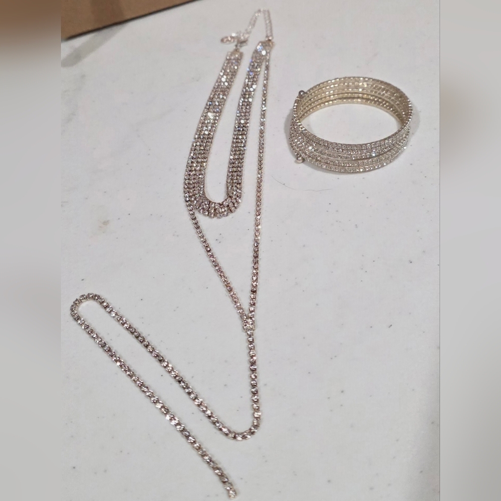 Paparazzi Dazzling Silver Necklace and Bracelet Set